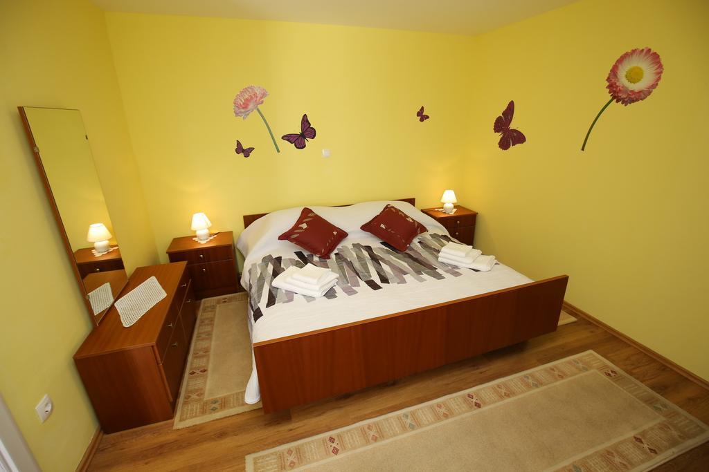 Apartment Marta Ražanac Екстериор снимка
